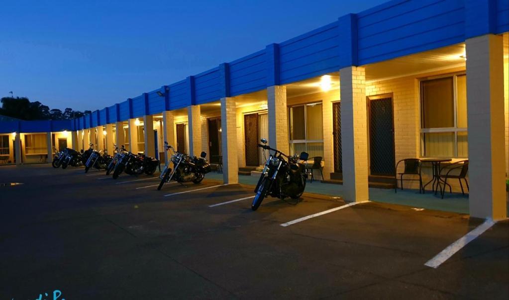 לייקס אינטרנס Bamboo Motor Inn מראה חיצוני תמונה
