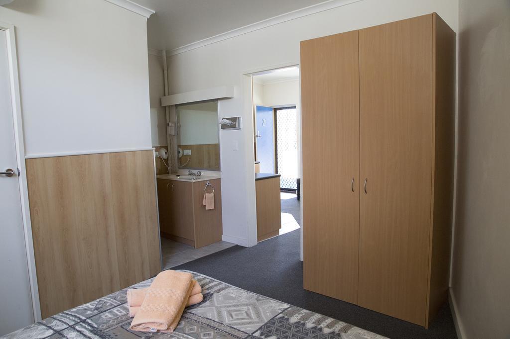 לייקס אינטרנס Bamboo Motor Inn מראה חיצוני תמונה